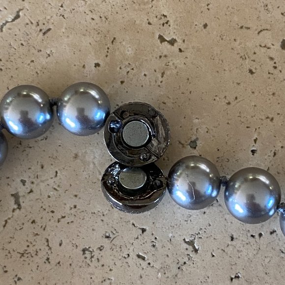 NWT GIVEN Ombre Faux Blue Pearl Necklace Single Strand Magnetic Closure - Picture 3 of 5